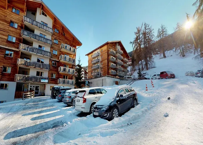 Near The Village Centre * ナンダ